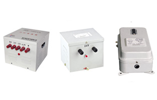 購買照明、行燈控制變壓器產(chǎn)品，請(qǐng)選旗正電氣公司生產(chǎn)的！浙江旗正電氣公司主要產(chǎn)品有控制變壓器、電源變壓器、R型變壓器、三相干式(整流)變壓器、照明、行燈控制變壓器、大功率交流電力穩(wěn)壓器、高精度全自動(dòng)三相交流穩(wěn)壓器、高精度全自動(dòng)單相交流穩(wěn)壓器、繼電器式多功能交流穩(wěn)壓器、接觸調(diào)壓器等配電產(chǎn)品。關(guān)于照明、行燈控制變壓器產(chǎn)品詳情旗正為你分享如下：