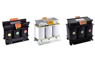 我公司多年來采用優(yōu)質(zhì)材料和先進(jìn)的工藝技術(shù)專業(yè)生產(chǎn)160VA到100kVA之間，QZSG系列三相伺服變壓器，是參照國外同類產(chǎn)品最新研制開發(fā)數(shù)控系統(tǒng)用變壓器，能替代西門子公司4AP、4AU系列變壓器，產(chǎn)品符合VDE0550、IEC439、JB/T5555 GB5226等國際、國家標(biāo)準(zhǔn)。 QZSG系列三相伺服變壓器廣泛適用于交流50～60Hz，輸入、輸出電壓不超過500V的各種三相供電場合。 