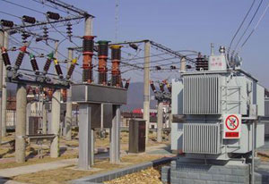 變壓器（Transformer）是一種能改變電壓的裝置，主要是利用電磁原理。變壓器型號(hào)通常由表示相數(shù)、冷卻方式、調(diào)壓方式、繞組線芯等材料符號(hào)，以及變壓器容量、額定電壓、繞組連接方式組成。那變壓器型號(hào)意義你知道多少？控制變壓器廠家—旗正電氣你告訴你變壓器型號(hào)大全及變壓器型號(hào)所代表的含義。