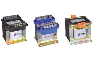 控制變壓器是用電磁感應(yīng)原理工作的，變壓器有兩組線圈：初級線圈和次級線圈。次級線圈在初級線圈外邊。當(dāng)初級線圈通上交流電時(shí)，變壓器鐵芯產(chǎn)生交變磁場，次級線圈就產(chǎn)生感應(yīng)電動(dòng)勢?？刂谱儔浩髦饕m用于交流50Hz(或60Hz)，電壓1000V 及以下電路中，在額定負(fù)載下可連續(xù)長期工作。通常用于機(jī)床、機(jī)械設(shè)備中作為電器的控制照明及指示燈電源。